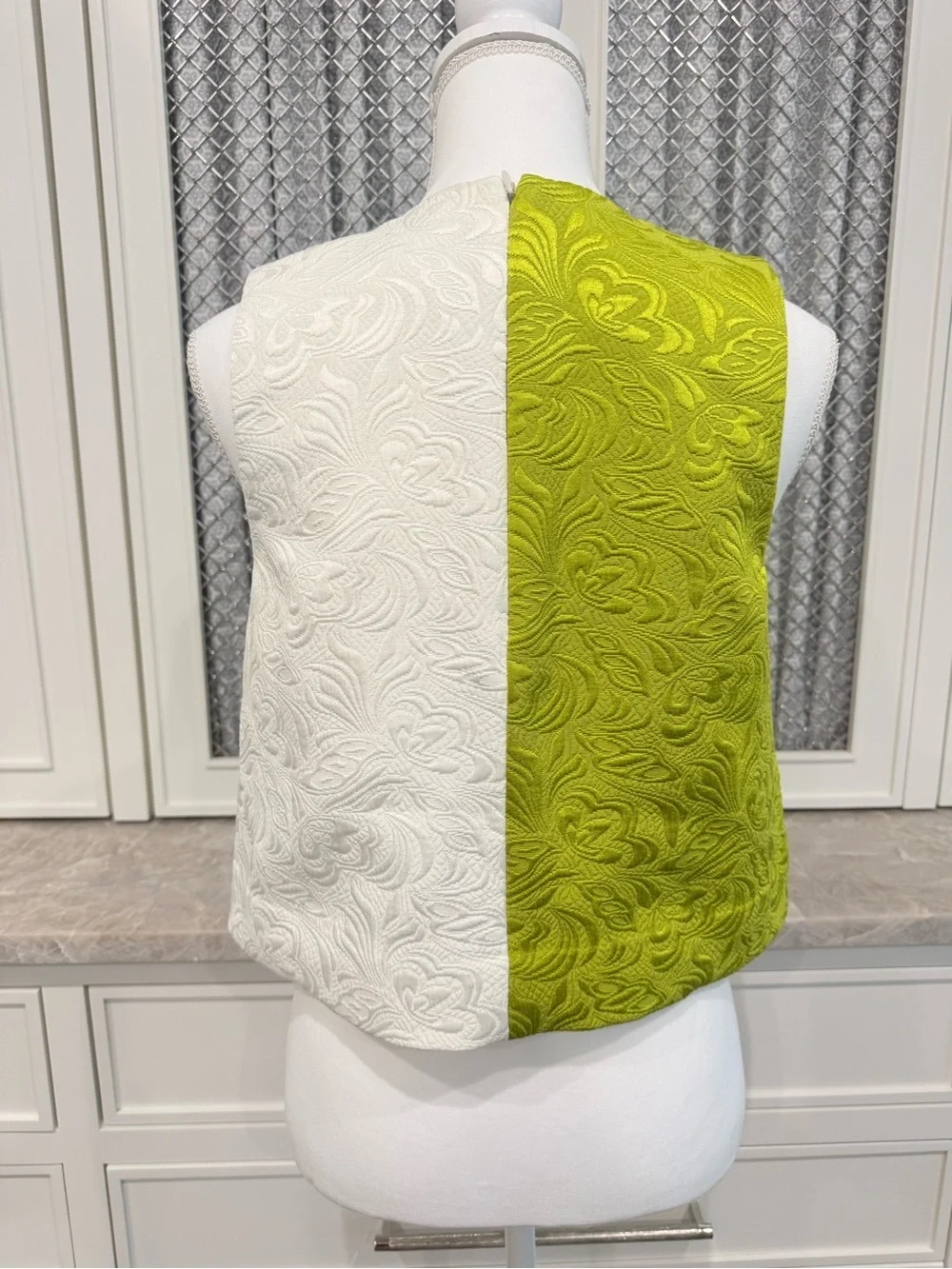 Mestiza New York Etta Crew Neck Sleeveless  green and white Scallop Top - size 6
